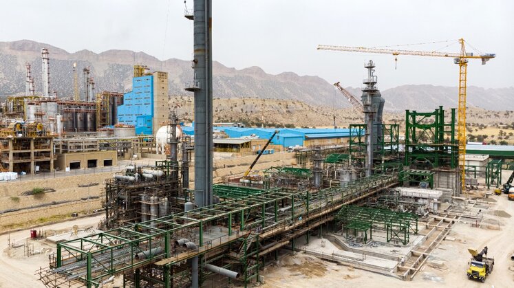 به گزارش پترو جنوب به نقل از شرکت سرمایه‌گذاری و توسعه صنایع تکمیلی پتروشیمی خلیج‌فارس (پترول)، حمیدرضا خلیلی امروز (چهارشنبه، ۱۴ آبان) در بازدید از مراحل تولید تجاری محصول پلی‌پروپیلن پتروشیمی ارغوان گستر ایلام گفت: این پروژه به‌عنوان نخستین طرح تولید پلی‌پروپیلن در هلدینگ خلیج فارس و از طرح‌های مهم زنجیره ارزش پترول شناخته می‌شود که در آستانه افتشتاح رسمی قرار دارد و محصول آن در همین ماه به بازار عرضه می‌شود.