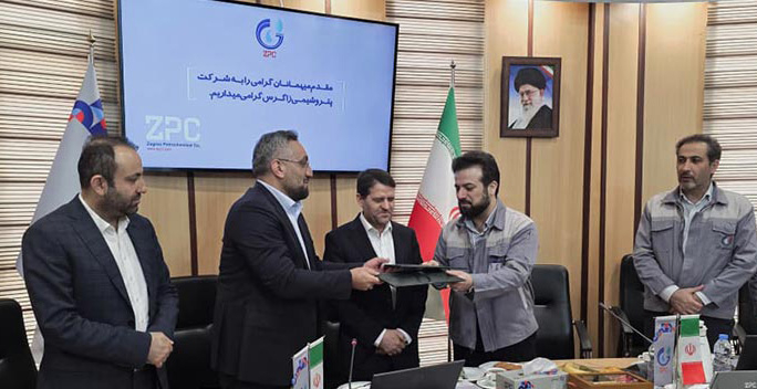 به گزارش پتروجنوب، این تفاهم نامه با هدف حرکت در مسیر توسعه پایدار، رفع ناترازی‌های انرژی، تحقق اهداف توسعه‌ای صنعت پتروشیمی و تقویت زنجیره تولید محصولات پتروشیمی با حمایت دکتر شریعتمداری، مدیرعامل هلدینگ خلیج فارس و با حضور دکتر عباس‌زاده، معاون وزیر نفت و مدیرعامل شرکت ملی صنایع پتروشیمی و مدیران عامل این دو شرکت بزرگ منعقد شد.