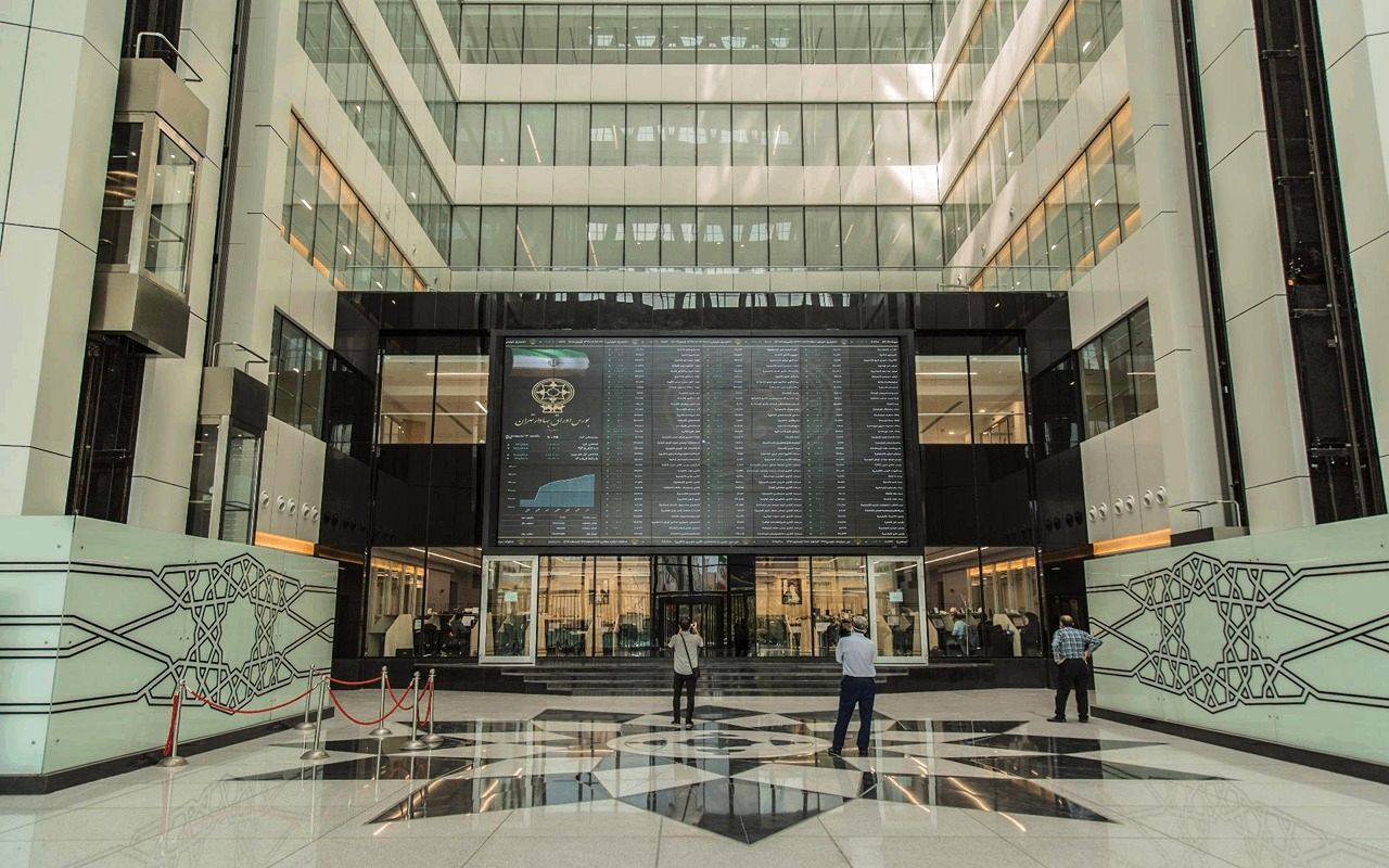 به گزارش پترو جنوب، پس از اعلام نتایج امتیازدهی حاکمیت شرکتی ناشران پذیرفته‌شده در بازارهای فرابورس بر اساس میزان رعایت ضوابط دستورالعمل حاکمیت شرکتی و ارزیابی بر پایه‌ چهار مؤلفه‌ی اصلی «هیئت‌مدیره و مدیرعامل»، «مجامع عمومی»، «پاسخگویی و افشای اطلاعات» و «گزارشگری پایداری»، از میان ۲۲۵ ناشر پذیرفته‌شده و عرضه‌شده در بازارهای اصلی فرابورس شامل بازارهای اول، دوم و نوآفرین تا پایان شهریورماه ۱۴۰۴، تعداد ۲۰ شرکت موفق به کسب امتیاز کامل ۱۰۰ شده‌اند.