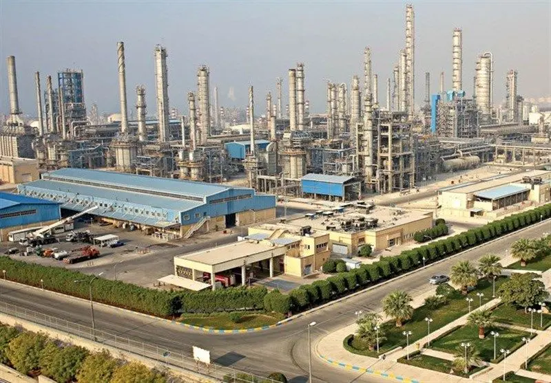 به گزارش پترو جنوب به نقل از ایسنا، ارسلان زارع استاندار بوشهر در نشست مشترک با مهندس حسن عباس‌زاده، معاون وزیر نفت و مدیرعامل شرکت ملی صنایع پتروشیمی، که با حضور جمعی از مدیران دستگاه‌های اجرایی، بانک‌ها و صنایع پتروشیمی برگزار شد، مهم‌ترین مسائل و چالش‌های حوزه پتروشیمی استان را مورد بررسی قرار داد.