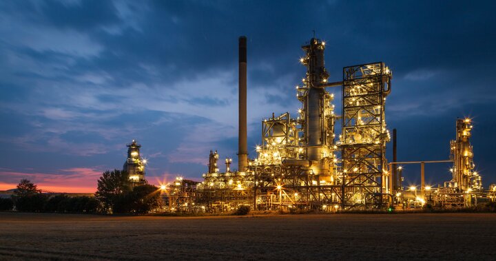 به گزارش پترو جنوب به نقل از ایرنا، حسین افشین روز سه‌شنبه در اختتامیه رویداد پتروفن که با حضور مدیران و فعالان صنعت پتروشیمی برگزار شد، با اشاره به نقش زنان در توسعه کشور اعلام کرد: امروز باید یک قدم جلوتر رفت. در جهان امروز فقط دیدن کافی نیست؛ آینده باهوش است و برنده کسی است که زودتر بفهمد، زودتر تصمیم بگیرد و زودتر بسازد.