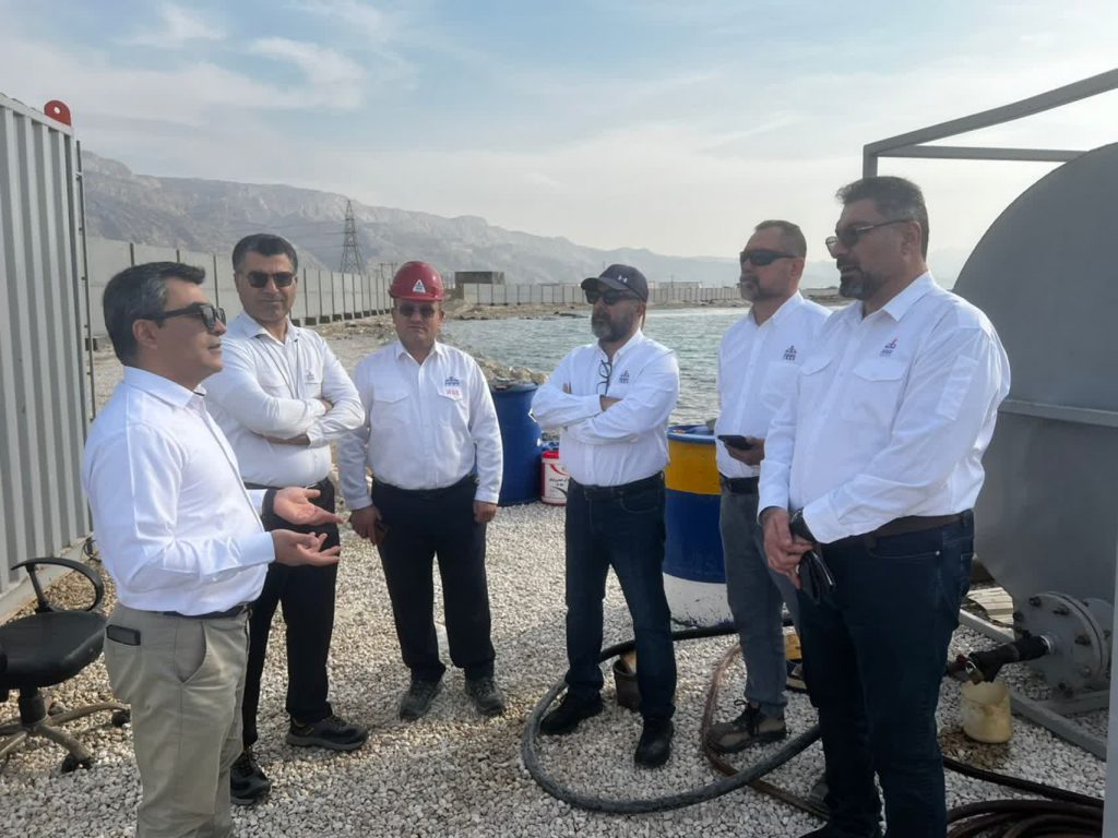 به گزارش پترو جنوب: محمدرضا عاطفه‌پور، مدیر پروژه خط لوله جدید فاز ۱۶ پارس جنوبی، در جریان سفر به عسلویه ضمن تشریح روند اجرا و وضعیت فعلی این پروژه به روابط عمومی شرکت مهندسی و ساخت تأسیسات دریایی ایران گفت:  پروژه خط لوله فاز ۱۶ پارس جنوبی در ابتدای سال ۱۴۰۱ از سوی شرکت نفت و گاز پارس به‌عنوان کارفرما ابلاغ شد و در تاریخ ۲۰ مهر ۱۴۰۲ به بهره‌برداری زودهنگام رسید که در نتیجه آن، ظرفیت تولید گاز سکوی فاز ۱۶ از ۷۰۰ میلیون فوت مکعب در روز به بیش از یک میلیارد فوت مکعب افزایش یافت.