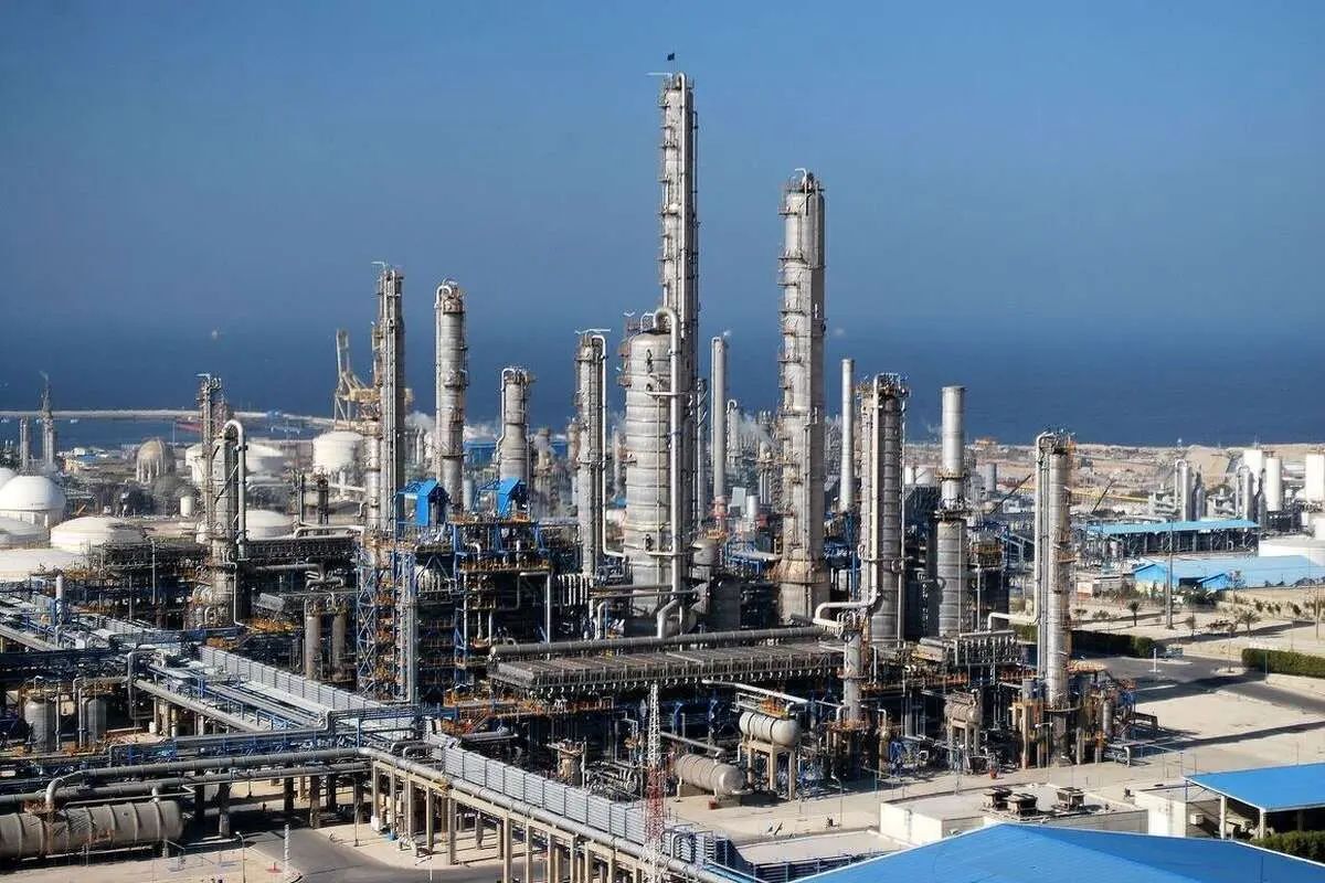 به گزارش پترو جنوب به نقل از مهر، احمد زراعتکار معاون برنامه‌ریزی وزیر نفت در برنامه تلویزیونی میز اقتصاد با بیان توضیحاتی درباره آخرین وضع قیمت‌گذاری نرخ خوراک برای واحدهای پتروشیمی اظهار کرد: بر اساس قانون هدفمندسازی یارانه‌ها، تکلیف قیمت‌گذاری حامل‌های انرژی مشخص است و در حوزه گاز طبیعی تصریح شده که قیمت‌ها برای مصارف داخلی در یک افق پنج‌ساله باید تا ۷۵ درصد قیمت صادراتی ارتقا یابد و مابه‌التفاوت آن نیز صرف مخارج حمایتی نظیر یارانه‌های نقدی و بهینه‌سازی انرژی می‌شود.