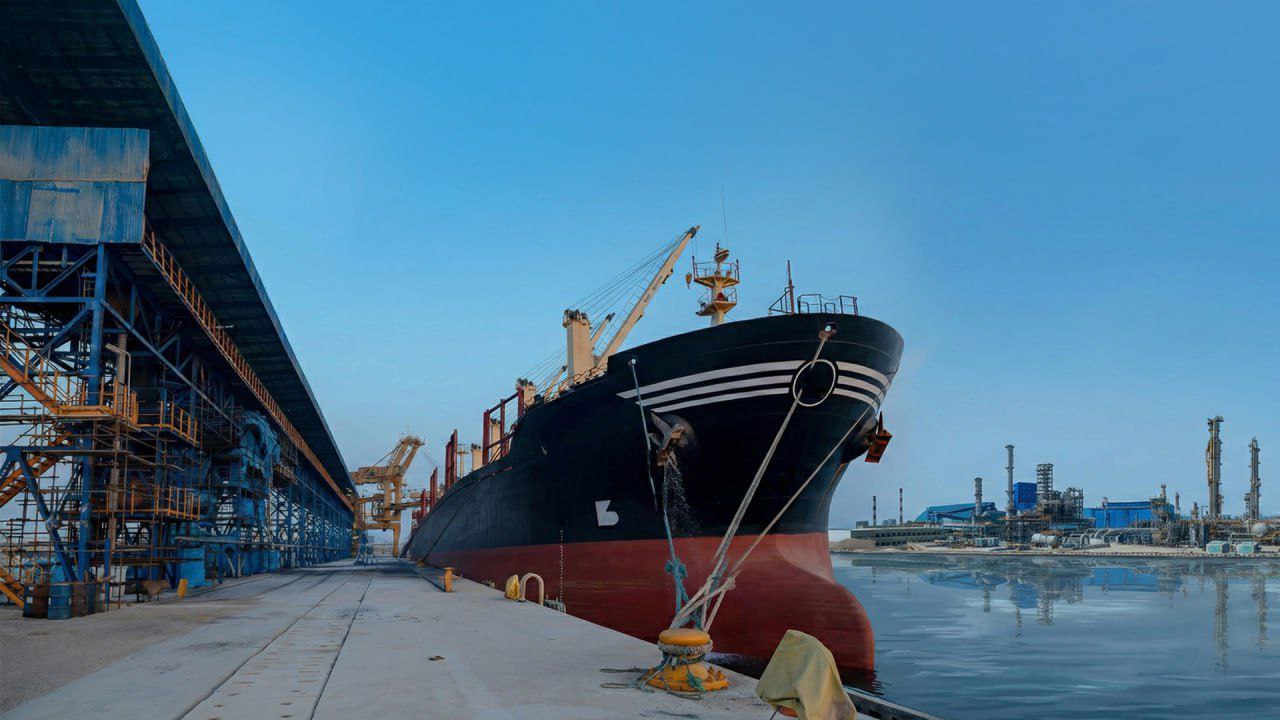 به گزارش پترو جنوب، بررسی عملکرد بازرگانی این شرکت در فصل پاییز ۱۴۰۴ نشان می‌دهد نرخ فروش پتروشیمی پردیس در معاملات صادراتی، تنها حدود ۵ دلار با نرخ مرجع منطقه‌ای - خاورمیانه در گزارش‌های آرگوس (Argus) فاصله داشته است؛ سطحی از قیمت‌گذاری که بنا بر گزارش ارائه‌شده، برای نخستین‌بار در دوره فعالیت شرکت محقق شده و از افزایش قدرت رقابتی و ارتقای جایگاه پردیس در بازار جهانی اوره حکایت دارد.