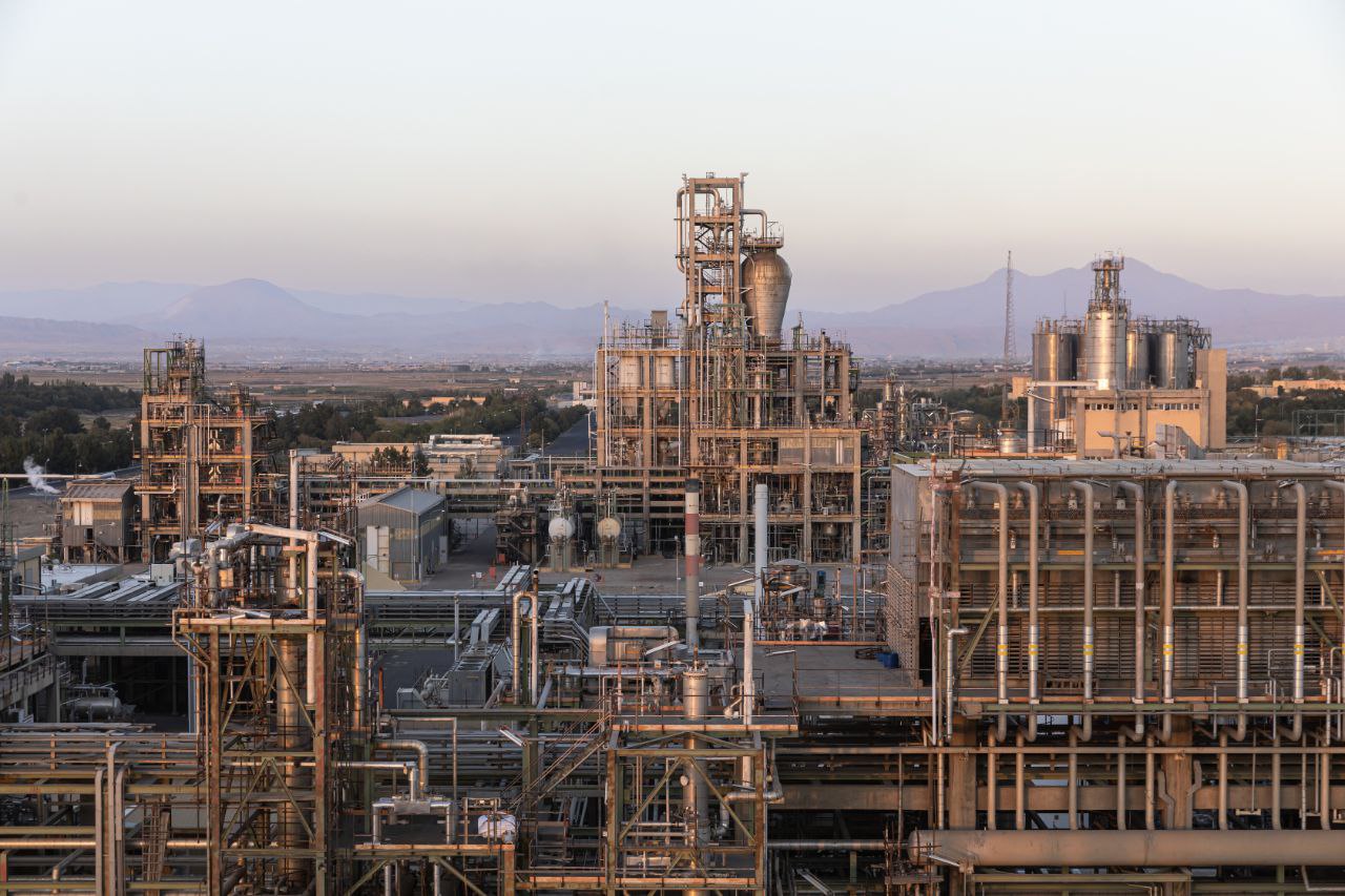 به گزارش پترو جنوب به نقل از روابط عمومی شرکت پتروشیمی تبریز؛ دهمین اجلاس سراسری «نشان عالی مدیر سال»، نوزدهم آذرماه با حضور مسئولان ارشد اقتصادی، نمایندگان مجلس و مدیران صنایع در مرکز همایش‌های بین‌المللی صداوسیما برگزار شد. در این مراسم، دکتر سیدنوراله میراشرفی مدیرعامل و نائب‌رئیس هیئت‌مدیره پتروشیمی تبریز، به‌عنوان یکی از مدیران ارزش‌آفرین کشور مورد تقدیر قرار گرفت و نشان عالی مدیر سال ۱۴۰۴ را دریافت کرد.