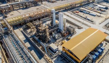 به گزارش پترو جنوب به نقل از یاسوج، یداله رحمانی، استاندار کهگیلویه و بویراحمد، از رفع یکی از مهمترین چالشهای صنعتی استان خبر داد و گفت: با دستور مستقیم رئیس جمهور، مشکل تأمین خوراک پتروشیمی اوره و آمونیاک چرام (دشت آهوی باز) پس از بیش از دو سال و نیم بلاتکلیفی، مرتفع گردید و این دستاورد، گامی بزرگ برای فعالسازی کامل ظرفیتهای تولیدی و کاهش معضل بیکاری در منطقه تلقی میشود.