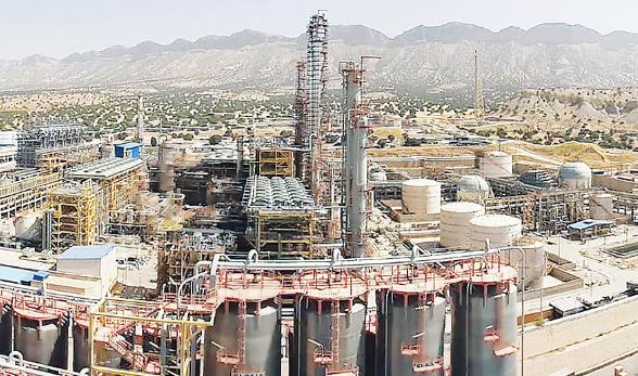 به گزارش پترو جنوب به نقل از ایلنا؛ در شرایطی که صنعت پتروشیمی ایران در سال‌های اخیر همزمان با فشار تحریم‌ها، نوسانات ارزی، محدودیت‌های انرژی و الزامات سختگیرانه زیست‌محیطی با چالش‌های جدی مواجه بوده، برخی مجتمع‌ها توانسته‌اند از دل همین تنگناها، فرصت‌هایی برای بازآفرینی ساختار تولید، کاهش هزینه‌ها و افزایش ارزش افزوده خلق کنند. پتروشیمی ایلام یکی از همین نمونه‌ها است؛ مجتمعی که در یک ماه اخیر، زنجیره‌ای از اقدامات فنی، مدیریتی، فناورانه و اجتماعی را به ثبت رسانده که در مجموع، تصویری متفاوت از یک بنگاه صنعتی صرف ارائه می‌دهد.