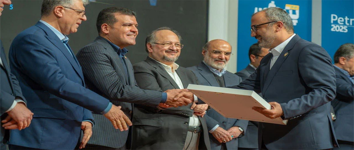 به گزارش پترو جنوب، در این رویداد که با هدف شناسایی، ارزیابی و تقدیر از پروژه‌های نوآورانه صنعت پتروشیمی کشور برگزار گردید، پتروشیمی بوعلی سینا به پاس دستاوردهای شاخص خود در زمینه به‌کارگیری نوآوری در توسعه مدل‌های کسب‌وکار، ارتقای بهره‌وری و افزایش ارزش‌آفرینی در زنجیره محصولات، شایسته دریافت این عنوان شناخته شد‌ و جایزه نوآوری در مدل کسب و کار به محمد جواد بدری شرکت پتروشیمی بوعلى سينا برای پروژه تأمین زنجیره خوراک با استفاده از راهکارهای نوآورانه اعطا شد.