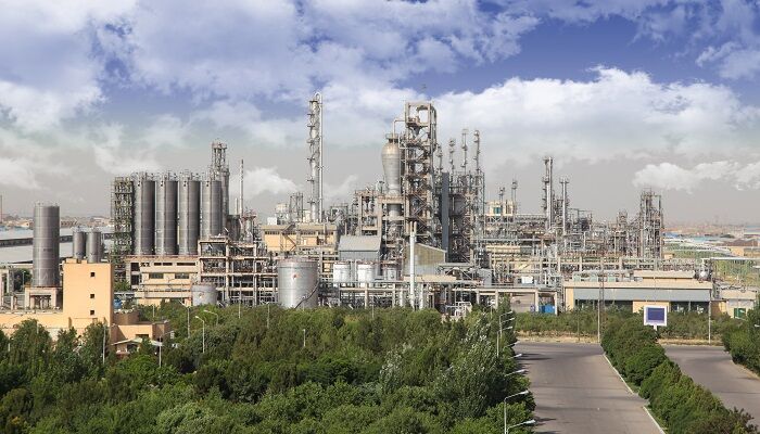 به گزارش پترو جنوب به نقل از ایلنا؛ پتروشیمی تبریز به‌عنوان یکی از قدیمی‌ترین و متنوع‌ترین مجتمع‌های پتروشیمی ایران، طی سال‌های اخیر مسیری متفاوت از بسیاری بنگاه‌های صنعتی کشور را پیموده است؛ مسیری مبتنی بر شفافیت مالی، توسعه فناوری، تنوع محصول، مدیریت حرفه‌ای و تعامل فعال با بازار سرمایه. بازتاب گسترده عملکرد این شرکت در رسانه‌ها، خبرگزاری‌ها، محافل تخصصی و حتی شبکه‌های اجتماعی، نشان می‌دهد «شتبریز» صرفاً یک بنگاه تولیدی نیست، بلکه به تدریج به یک برند صنعتی–اقتصادی معتبر در سطح ملی تبدیل شده است.