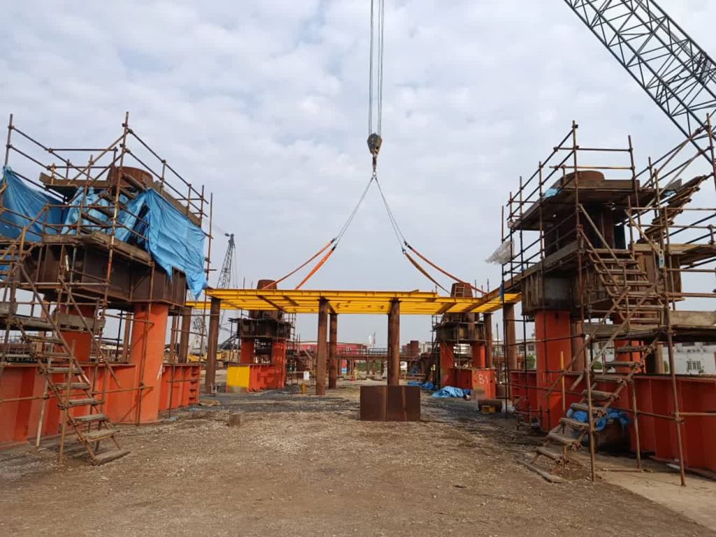 به گزارش پتروجنوب به نقل از روابط‌ عمومی شرکت مهندسی و ساخت تاسیسات دریایی ایران، با توجه به اهمیت افزایش ظرفیت  تولید گاز جهت کمک به رفع ناترازی انرژی در کشور و همچنین تاکید وزارت نفت و شرکت ملی نفت ایران در اولویت‌بخشی به طرح‌های توسعه میادین مشترک گازی، این طرح نیز در اولویت برنامه‌های توسعه‌ای شرکت نفت و گاز پارس قرار دارد و امروز نیز با تلاش متخصصان داخلی لیفت طبقه Drain Deck انجام و در موقعیت خود قرار گرفت.