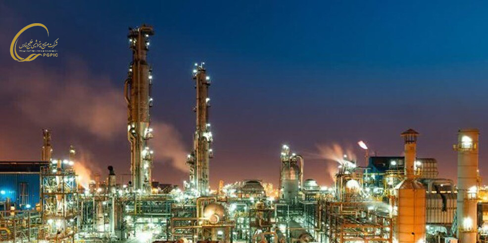 به گزارش پترو جنوب به نقل از صدای پتروشیمی، بر اساس دادههای تاریخی، ارزش بازار دلاری هلدینگ خلیج فارس که پس از ثبت اوج تاریخی حدود ۲۰ میلیارد دلار در سال ۱۳۹۹ وارد فاز اصلاحی شده بود، در سالهای ابتدایی دهه ۱۴۰۰ در محدوده ۱۲ تا ۱۳ میلیارد دلار نوسان داشت. با این حال، از سال ۱۴۰۲ به بعد، این شاخص وارد مسیر نزولی مشخصی شد و در سال ۱۴۰۴ به محدوده ۷ تا ۸ میلیارد دلار کاهش یافت؛ سطحی که پایینترین مقادیر چند سال اخیر محسوب میشود.