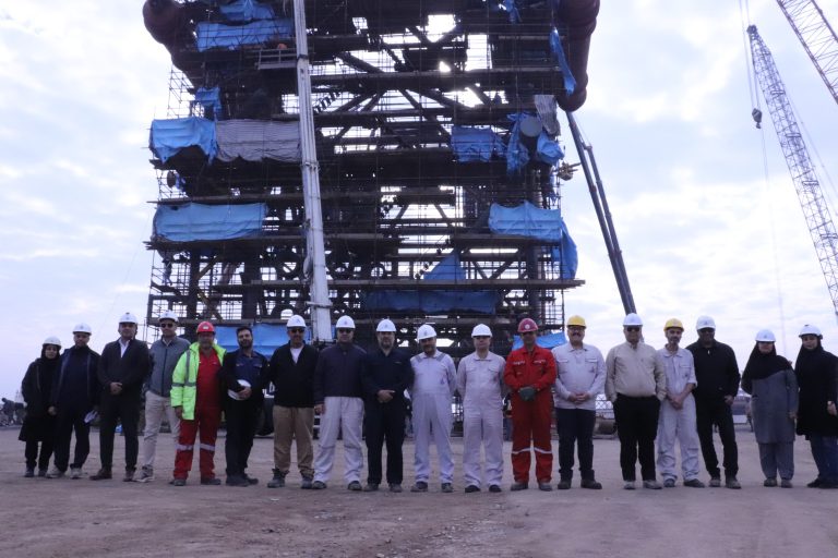 به گزارش پتروجنوب به نقل از روابط عمومي شركت مهندسي و ساخت تاسيسات دريايي ايران ميدان گازي مشترك فرزاد «ب» در خليج فارس،‌ در محدوده بلوك فارسي در نوار مرزي ايران و عربستان سعودي و در فاصله نزديك ۲۰ كيلومتري شرق جزيره فارسي واقع شده‌ است.