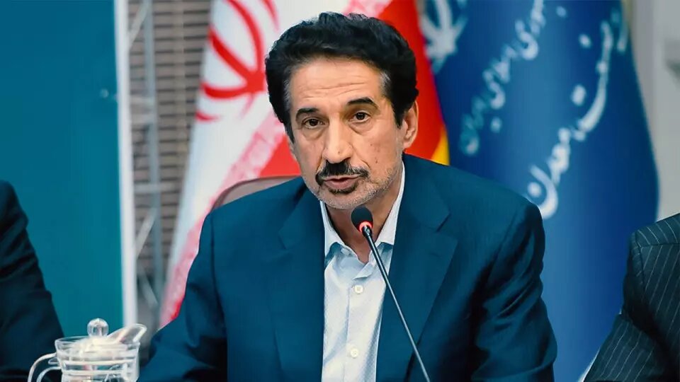 به گزارش پترو جنوب به نقل از مهر، احمد مهدوی ابهری دبیرکل انجمن صنفی کارفرمایی صنعت پتروشیمی ایران ط در رابطه با عرضه ارز در تالار دوم گفت: با توجه به تصمیمات دولت و بانک مرکزی تمامی پتروشیمی‌های کشور از امروز ساعت ۱۴ ارز خود را در تالار دوم به صورت گسترده عرضه می‌کنند.