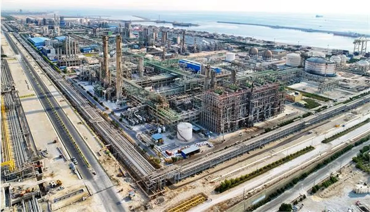 به گزارش پترو جنوب به نقل از ایلنا؛ مدیرعامل شرکت پتروشیمی فن‌آوران با تشریح عملکرد این مجموعه در سال جاری، از ارتقاء جایگاه شرکت در میان بنگاه‌های بزرگ اقتصادی کشور خبر داد و تأکید کرد: پتروشیمی فن‌آوران با وجود محدودیت‌های خوراک، ناترازی انرژی و شرایط خاص عملیاتی، توانسته است روند تولید و صادرات خود را حفظ کرده و جایگاه استراتژیک خود را در صنعت پتروشیمی کشور تثبیت کند.