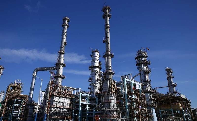 به گزارش پترو جنوب به نقل از ایلنا، عرفان افاضلی، دبیرکل فدراسیون صنعت نفت، به تشریح مهم‌ترین موضوعاتی پرداخت که در حال حاضر از سوی مجلس شورای اسلامی در حوزه صنعت نفت و پتروشیمی پیگیری می‌شود و گفت: یکی از مهم‌ترین محورهای مورد توجه مجلس، اصلاح مقررات قیمت‌گذاری خوراک پتروشیمی‌ها بر اساس هاب کشورهای تولیدکننده گاز است؛ موضوعی که با همراهی تشکل‌های تخصصی صنعت پتروشیمی به‌طور جدی دنبال شده است.