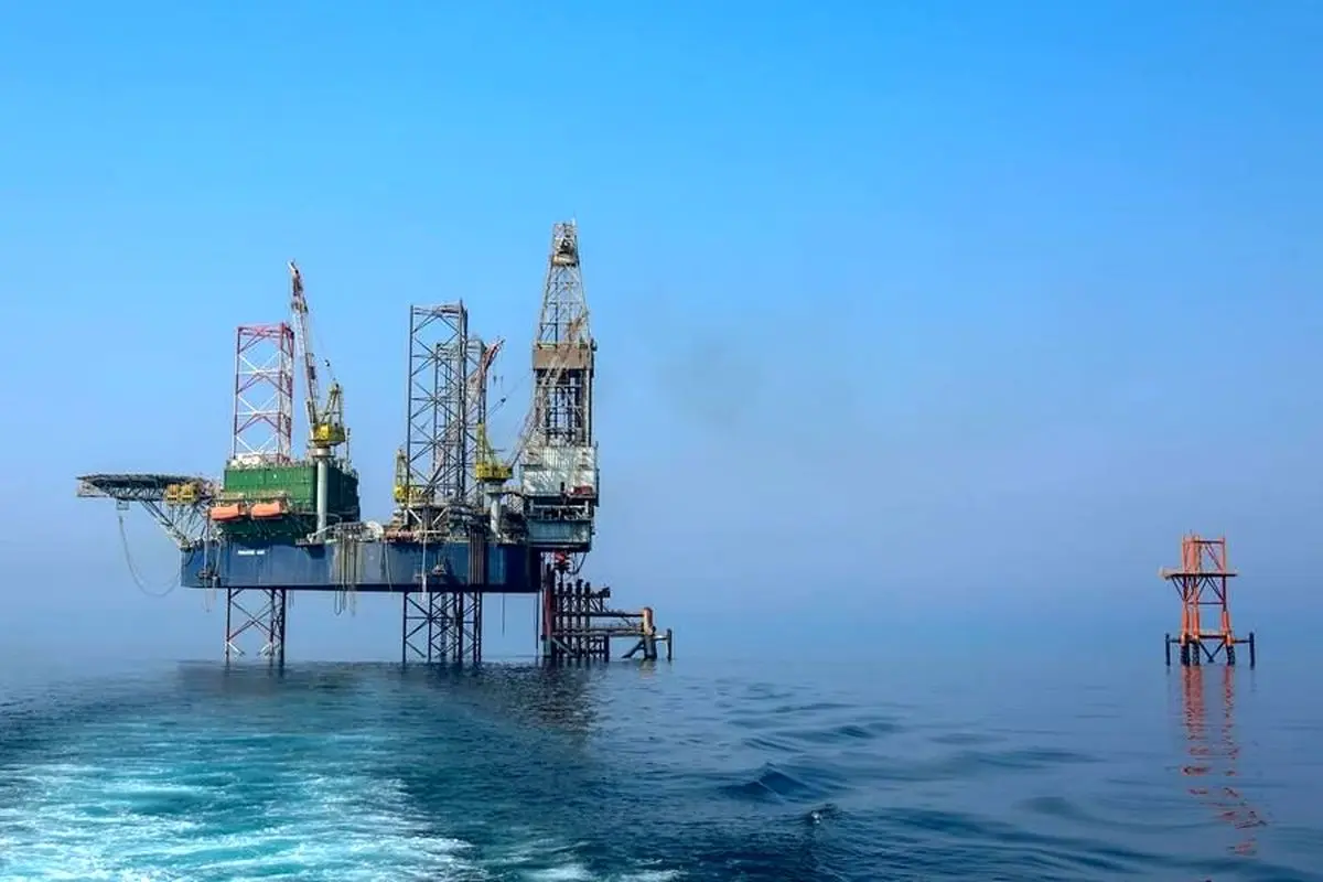 به گزارش پترو جنوب به نقل از شرکت نفت و گاز پارس، علی‌اصغر صادقی با اشاره پیشرفت عملیات اجرایی و آمادگی فاز ۱۳ میدان مشترک پارس جنوبی برای ثبت مرحله‌ای تازه از برداشت گاز، بیان کرد: فاز ۱۳ پارس جنوبی با اتکا به توان داخلی و تجارب نویافته در سال‌های اخیر، اکنون در موقعیتی قرار گرفته است که می‌تواند نقشی مؤثرتر در پایداری تولید گاز کشور ایفا کند.