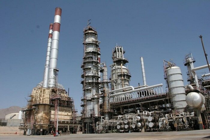 به گزارش پترو جنوب به نقل از شرکت پالایش نفت اصفهان، غلامرضا باقری دیزج با اشاره به اینکه بخشی از پروژه‌های زیرساختی این پالایشگاه همزمان با دهه فجر به بهره‌برداری رسیده بود، بیان کرد: این طرح‌ها با هدف تأمین پایدار انرژی و یوتیلیتی واحدهای پایین‌دستی از جمله «DHT»، «RHU‌» و «RFCC» اجرا شده و نقش مؤثری در ارتقای کیفیت محصولات و تداوم تولید ایفا می‌کنند.