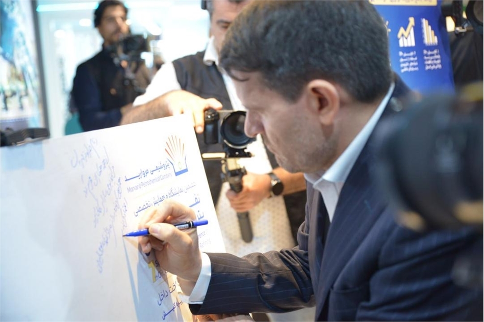 به گزارش پترو جنوب به نقل از روابط عمومی و امور فرهنگی پتروشیمی مروارید؛ در آیین افتتاح این غرفه، عباس‌زاده مدیرعامل شرکت ملی صنایع پتروشیمی ایران، مهدوی دبیرکل انجمن صنفی کارفرمایان صنعت پتروشیمی و جمعی از مدیران پتروشیمی مروارید و اصحاب رسانه حضور داشتند.