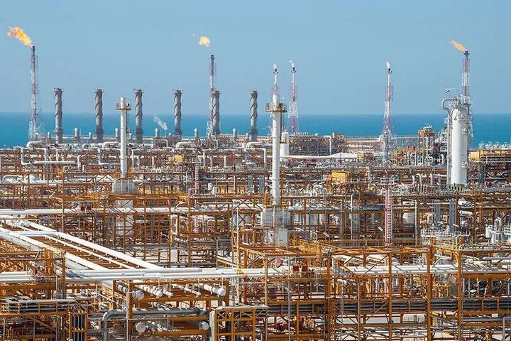 به گزارش پترو جنوب به نقل از شرکت مجتمع گاز پارس جنوبی، ابراهیم عباسی سخنگوی شرکت مجتمع گاز پارس جنوبی با اشاره به وقوع زلزله امروز (یکشنبه، ۱۲ بهمن) در منطقه عسلویه بیان کرد: بلافاصله پس از وقوع زمین‌لرزه، تیم‌های تخصصی فنی و ایمنی با انجام بررسی‌های میدانی و کارشناسی، وضع تمامی پالایشگاه‌ها و تأسیسات جانبی را ارزیابی کردند که خوشبختانه هیچ‌گونه خسارت یا اختلالی در روند تولید و انتقال گاز مشاهده نشد.