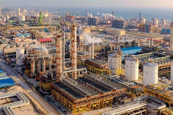 به گزارش پترو جنوب به نقل از مهر، معاون وزیر نفت و مدیرعامل شرکت ملی صنایع پتروشیمی ایران از ظرفیت منصوبه ۱۰۲ میلیون تنی صنعت پتروشیمی کشور خبر داد و بر نقش این صنعت در تکمیل زنجیره ارزش و ایجاد ارزش افزوده تأکید کرد.