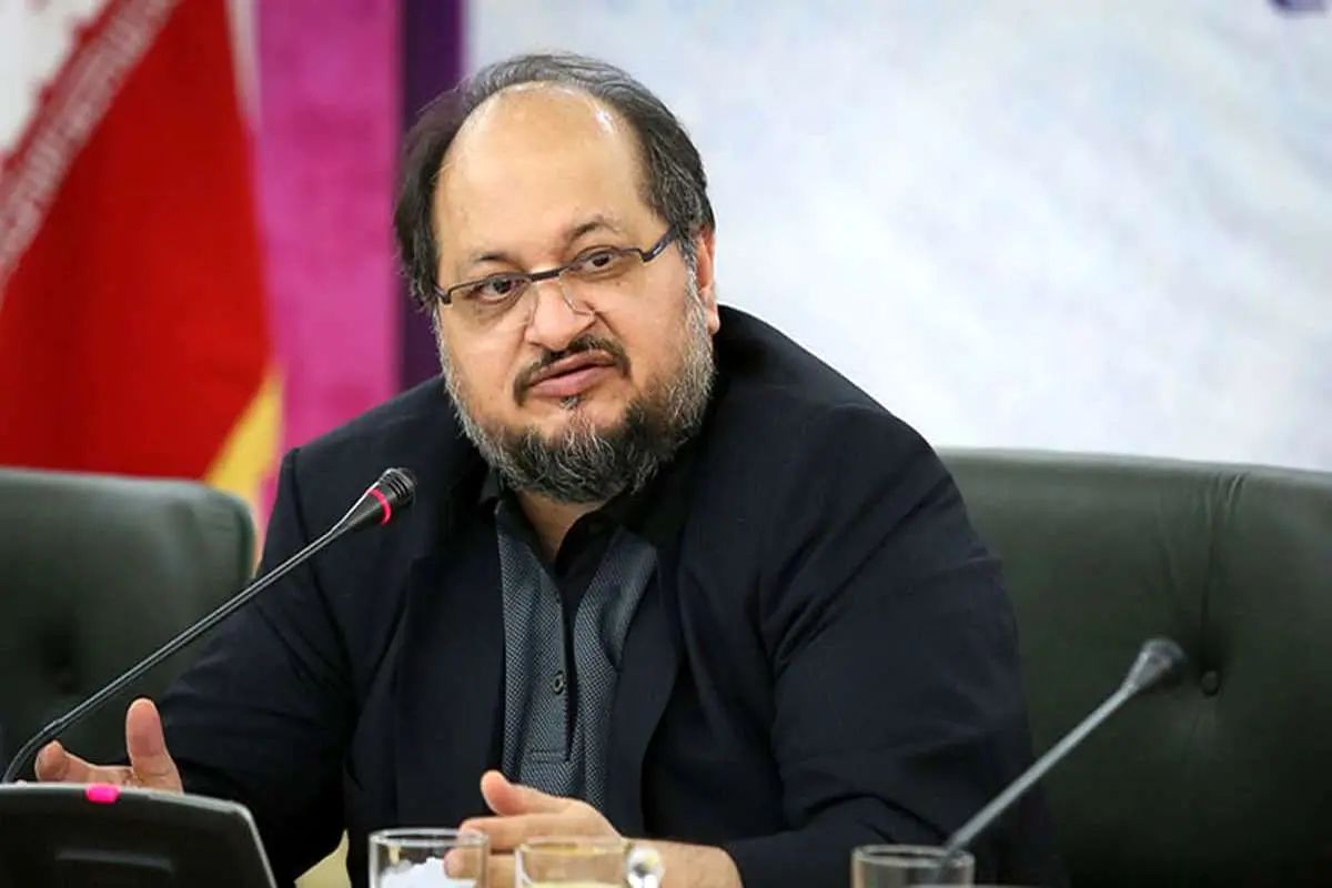 به گزارش پترو جنوب به نقل از ایلنا،‌ محمد شریعتمداری با بیان اینکه در حوزه تأمین خوراک پایدار، ایده محوری شرکت صنایع پتروشیمی خلیج فارس این بوده است که تا حد امکان خوراک مورد نیاز واحدهای تولیدی را از دل زمین و از طریق سرمایه‌گذاری در بالادست تأمین کند گفت: در این زمینه دو مسیر موازی را دنبال کرده‌ایم. در گام اول، با توجه به محدودیت‌ها و تنگناهای وزارت نفت و شرکت ملی گاز تصمیم گرفتیم با ورود به حوزه بالادست و سرمایه‌گذاری در استخراج و بهره‌برداری، بخشی از نیاز خوراک را تأمین کنیم.