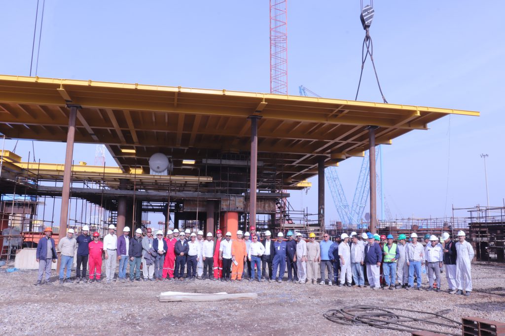 به گزارش پتروجنوب به نقل از روابط عمومی شركت مهندسي و ساخت تأسيسات دريايي ايران، با همت و تلاش متخصصان ستادی و تیم‌های اجرایی در یارد خرمشهر، عملیات پیچیده لیفت و نصب طبقه Cellar عرشه و همچنین Top Chord پل ارتباطی پروژه گازي بلال با موفقیت کامل به سرانجام رسید. این دستاورد عملیاتی، جبهه‌های کاری جدیدی را برای تکمیل نهایی این سازه استراتژیک گشوده است.