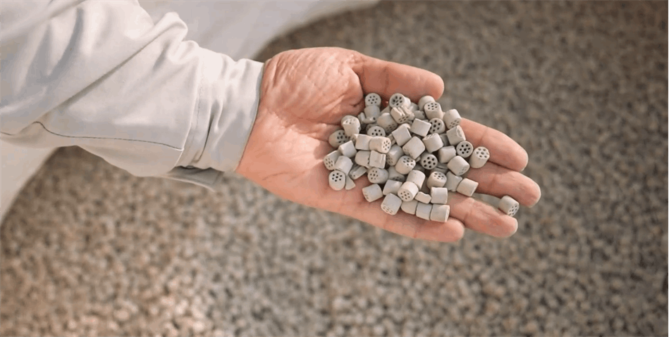 به گزارش پتروجنوب به  نقل از روابط عمومی و امور فرهنگی پتروشیمی مروارید؛ در حاشیه برگزاری هفتمین نمایشگاه حمایت از ساخت داخل در صنعت نفت، گاز، پالایش و پتروشیمی، با حضور مدیران ارشد شرکت ملی صنایع پتروشیمی، هلدینگ اهداف، پترو فرهنگ، مدیران و کارشناسان پتروشیمی مروارید، مدیران شرکت پژوهش و فن‌آوری پتروشیمی، آئین رونمایی از کاتالیست ایرانی EO در صنعت ۶۰ ساله پتروشیمی ایران برگزار می‌شود.