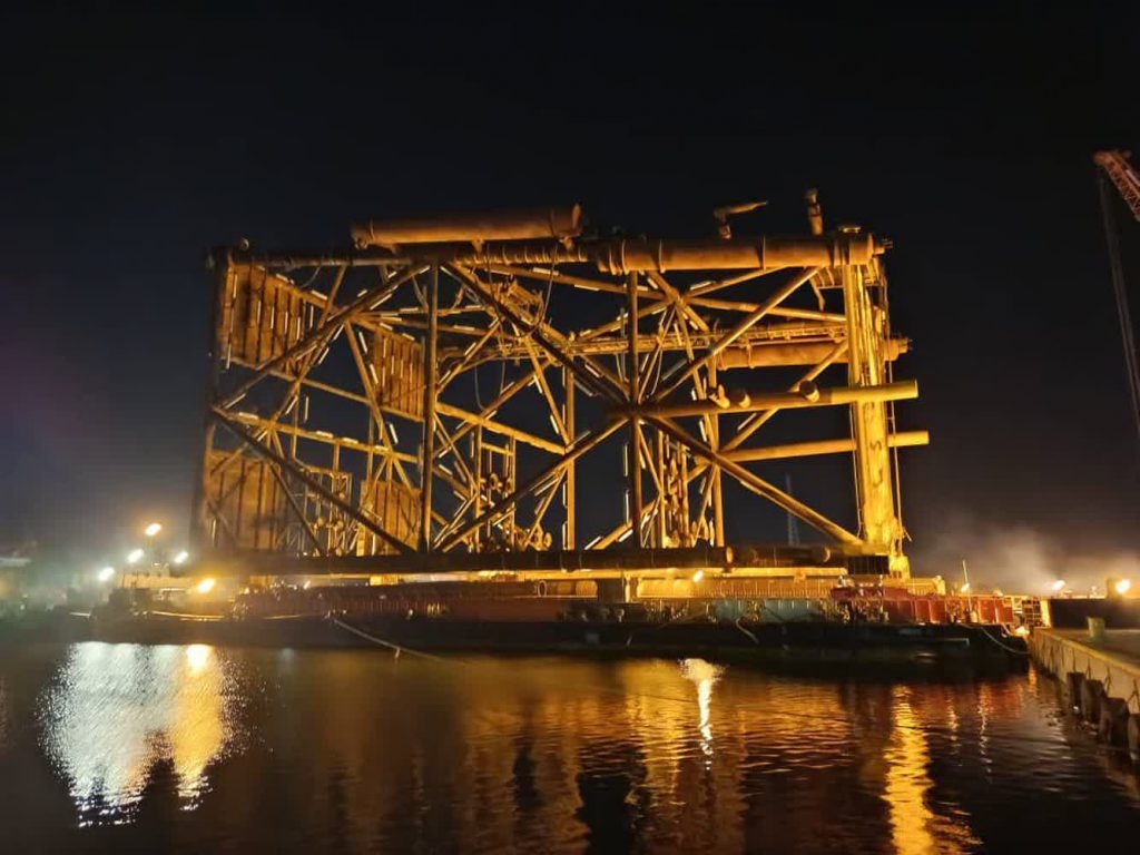 به گزارش پتروجنوب به نقل از روابط عمومی شرکت مهندسی و ساخت تأسیسات دریایی ایران: اتمام مؤفق عملیات بارگیری جکت پروژه فرزاد B را میتوان، نقطه عطفی در مسیر اجرای یکی از مهمترین پروژههای فراساحلی کشور دانست؛ عملیاتی پیچیده، دقیق و حساس که حاصل ماهها برنامهریزی، هماهنگی و تلاش بیوقفه مجموعهای متعهد از نیروهای متخصص در بخشهای مهندسی، اجرایی، ایمنی، پشتیبانی و عملیات دریایی است.