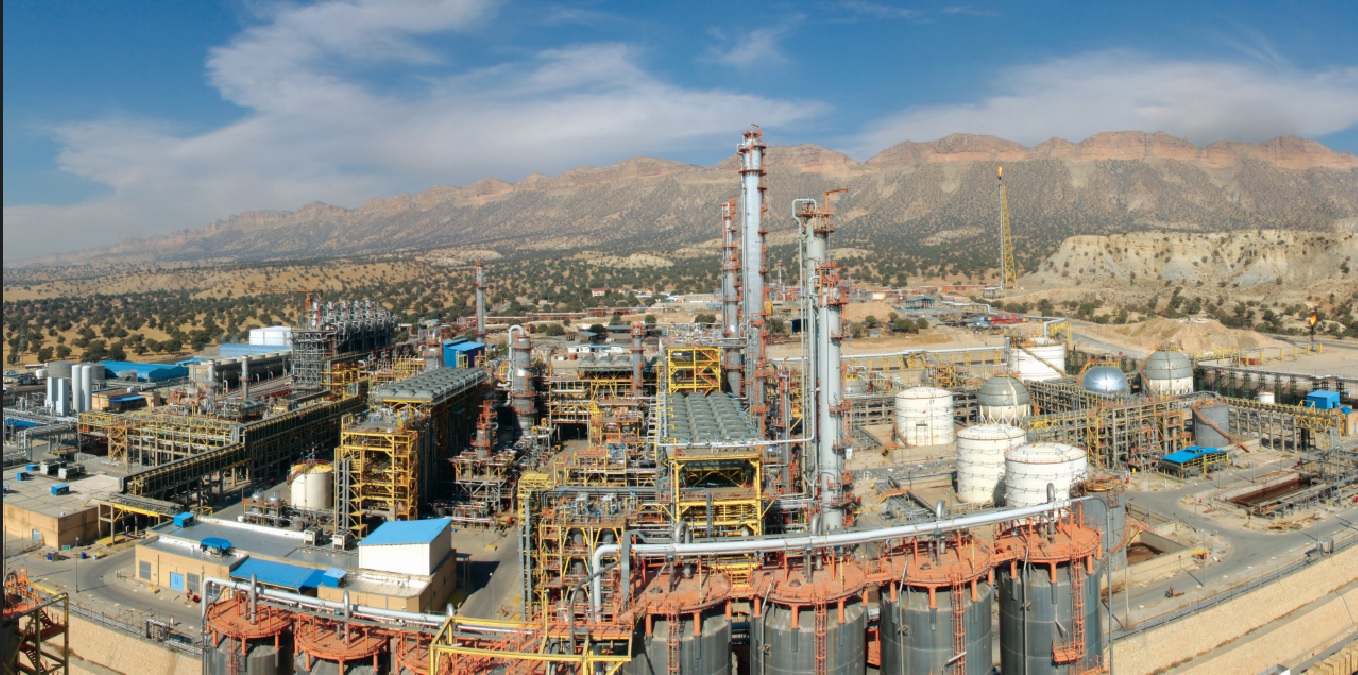 به گزارش پترو جنوب به نقل از ایلنا، فریدون همتی، نماینده ایلام در مجلس شورای اسلامی در خصوص اینکه پتروشیمی ایلام از زمان راه‌اندازی، هنوز به ظرفیت اسمی و سوددهی پایدار نرسیده است، آیا نقش نظارتی مجلس در این عقب‌ماندگی می‌تواند مؤثر باشد و این‌که چه میزان از مشکلات فعلی پتروشیمی ایلام ناشی از تحریم‌ها، کمبود خوراک یا سیاست‌گذاری‌های غلط ملی است؟ گفت: اولین مشکل پتروشیمی ایلام، موضوع کمبود خوراک است و این‌که پتروشیمی ایلام با زیر ۵۰ درصد فعالیت می‌کند.