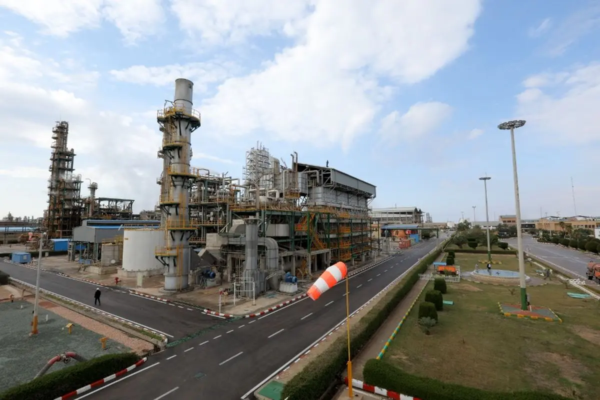 به گزارش پترو جنوب به نقل از ایلنا؛ "پتروشیمی فن‌آوران" در تازه‌ترین گزارش‌های منتشر شده در سامانه کدال، تصویری از شرکتی ارائه می‌دهد که با وجود فشار هزینه‌های تولید و نوسانات محیط عملیاتی، توانسته است سطح درآمد خود را افزایش دهد و همزمان با ارائه پیشنهاد افزایش سرمایه، مسیر توسعه و تقویت ساختار مالی خود را نیز هموار کند؛ موضوعی که می‌تواند جایگاه این شرکت را در زنجیره پتروشیمی کشور مستحکم‌تر کند.