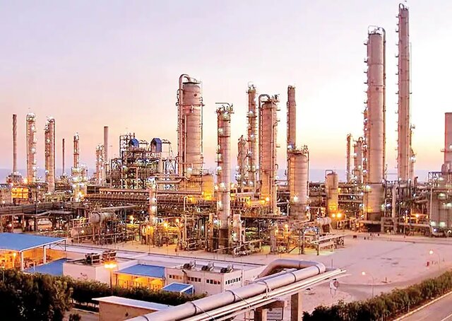 به گزارش پترو جنوب به نقل از ایسنا، حسن عباس‌زاده - معاون وزیر نفت و مدیر عامل شرکت ملی صنایع پتروشیمی امروز در مراسم امضای تفاهم‌نامه‌های مرتبط با طرح‌های کاهش  مصرف انرژی با تبریک فرارسیدن ماه مبارک رمضان، با اشاره به وضعیت صنعت پتروشیمی کشور اظهار کرد: در حال حاضر ظرفیت تولید از مرز ۱۰۰ میلیون تن عبور کرده و خوشبختانه وضعیت صنعت در این حوزه مطلوب ارزیابی می‌شود.